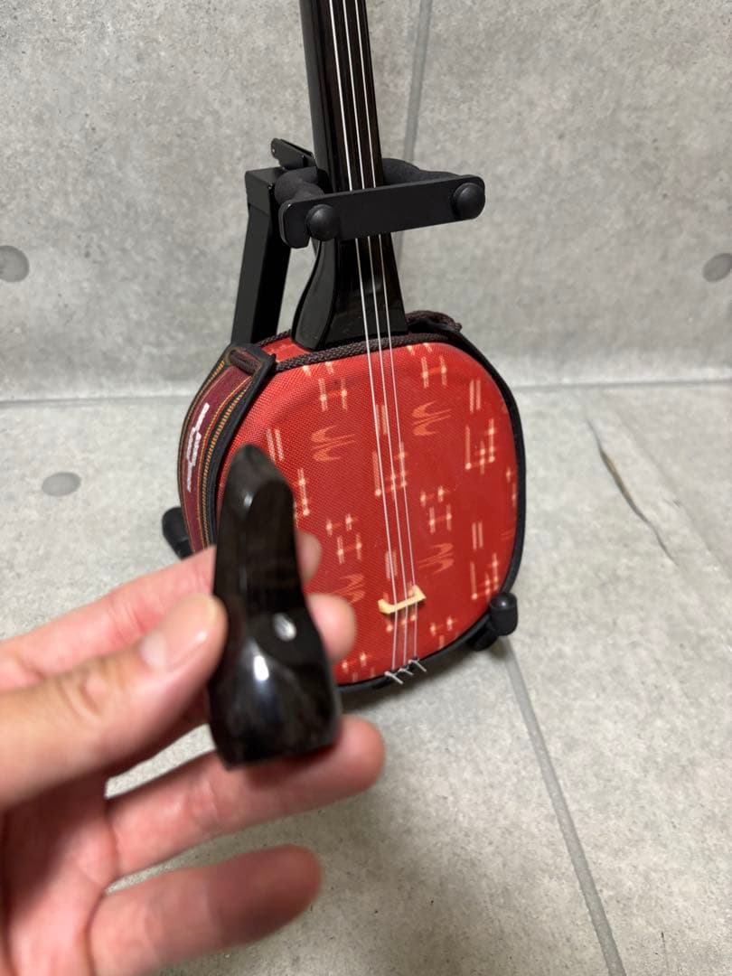 ニ*ナ様 沖縄三線　人口皮　弦楽器　爪付き　スタンド付き