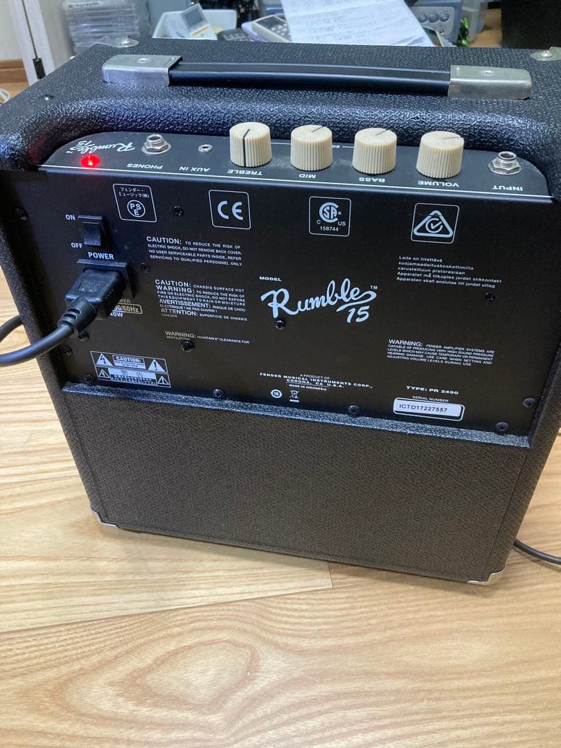 E) Fender Rumble 15 ベースアンプ