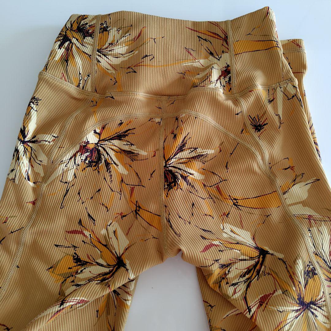 【美品】リブBigフラワープリント　レギンス