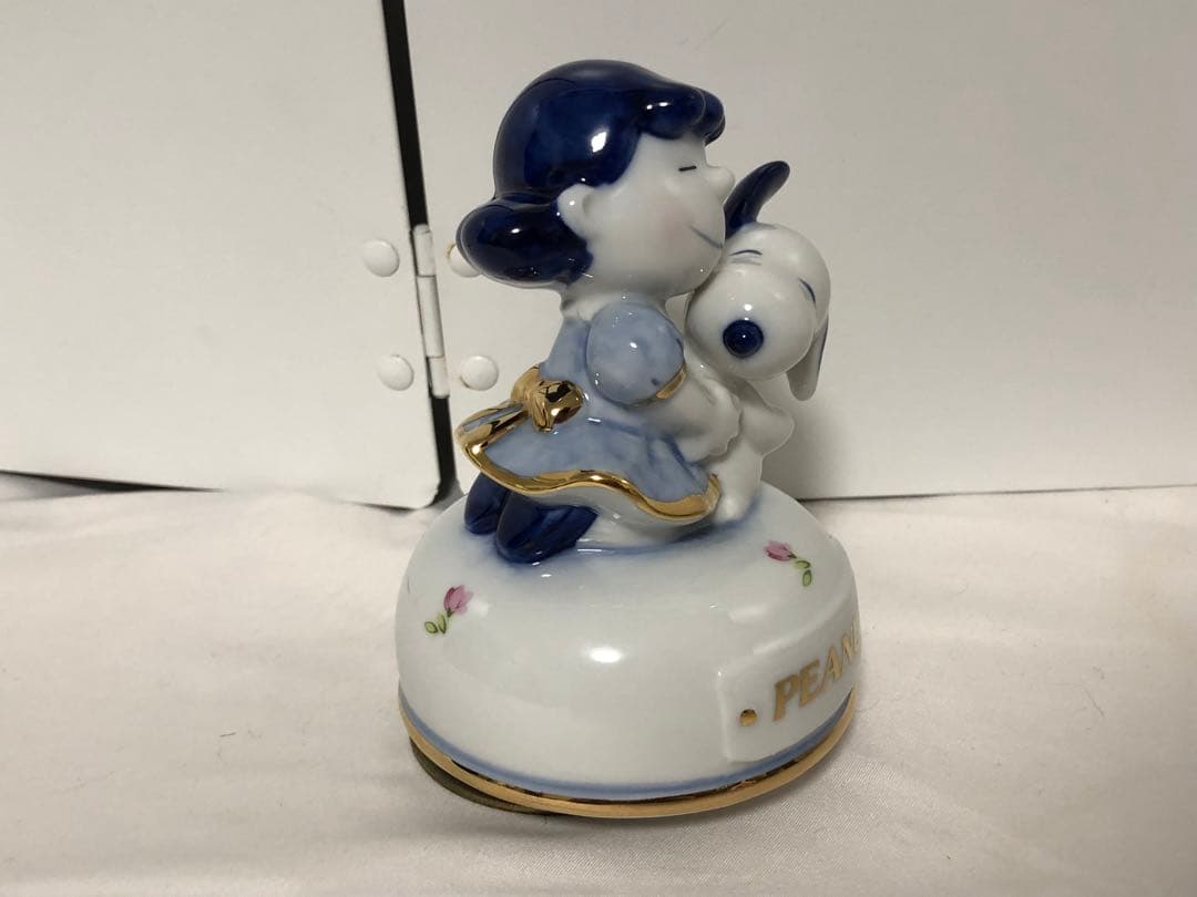 スヌーピー　オルゴール　陶器製　ルーシー&スヌーピー