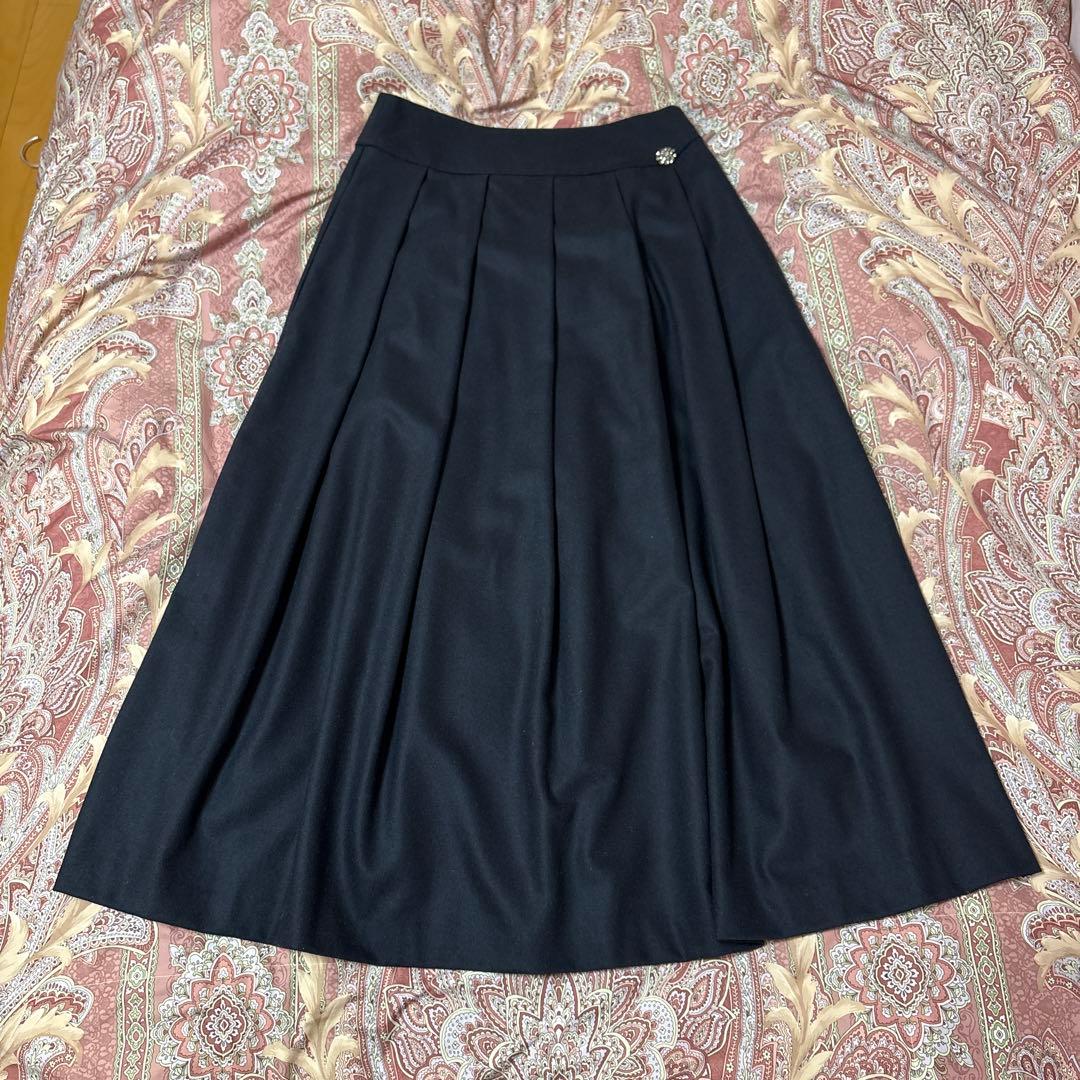 【新品未使用】S MAX MARA プリーツスカート 紺色 ブローチ付き