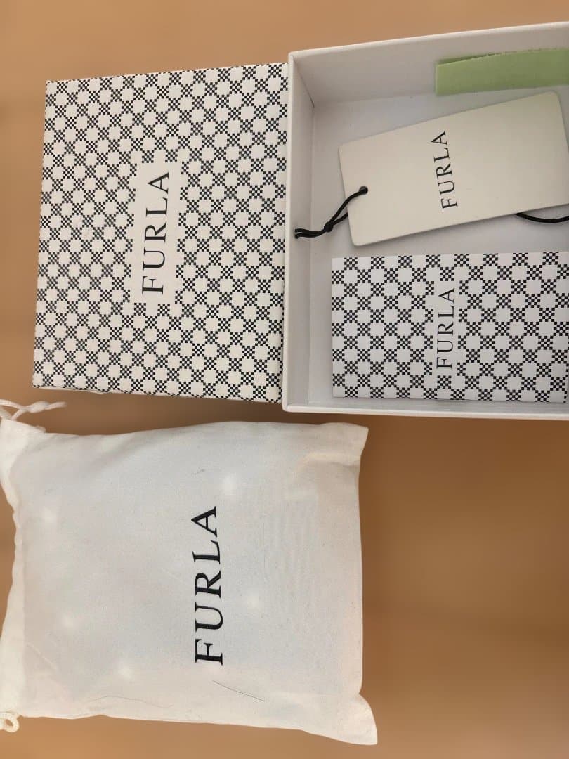FURLA パール装飾 二つ折り財布 黒