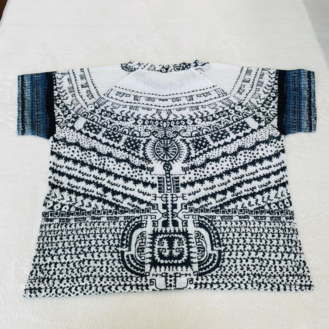 ISSEY MIYAKE /イッセイミヤケ　プリーツ加工半袖トップス