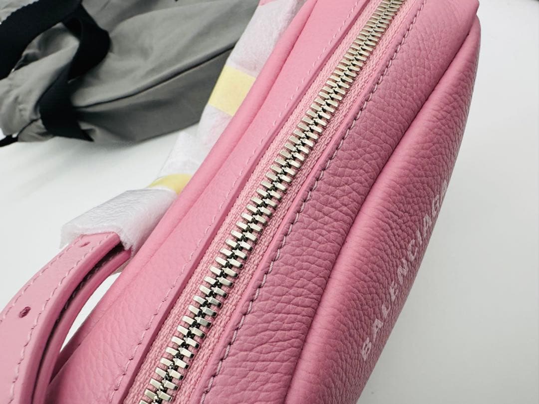 BALENCIAGA ピンク ボディバッグ