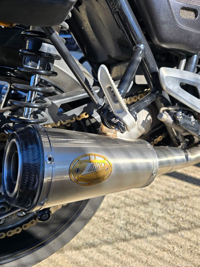 トライアンフスピードツイン1200マフラー