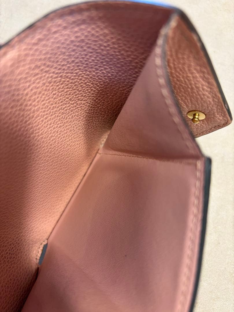 ピンク レザー 三つ折り財布 モノグラムエンボス
