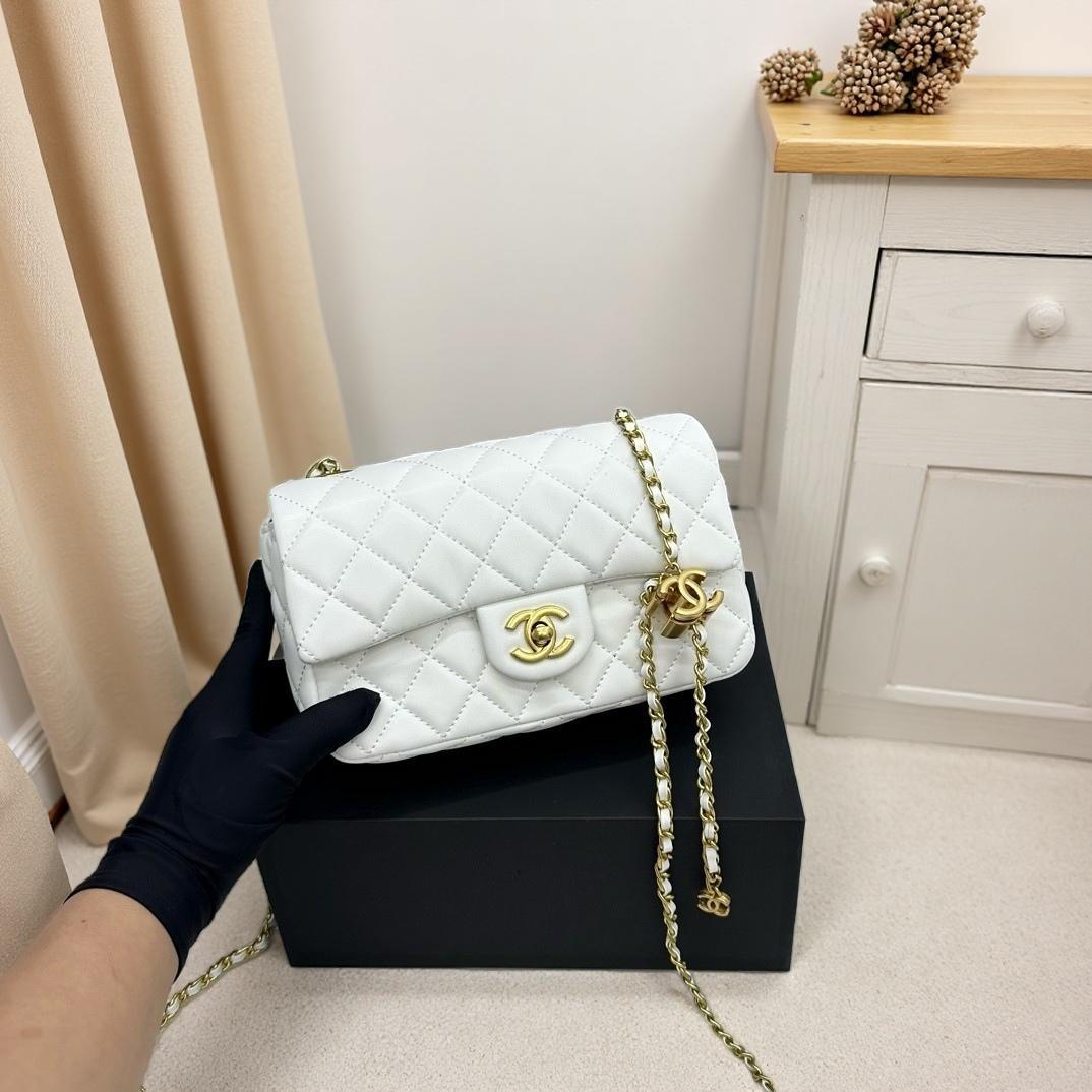 美品 ノベルティ レザー ショルダーバッグ ホワイト