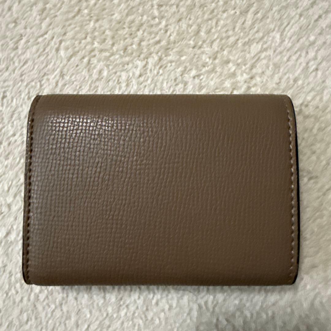 よみ 三つ折りアナグラムデザイン財布 ブラウン