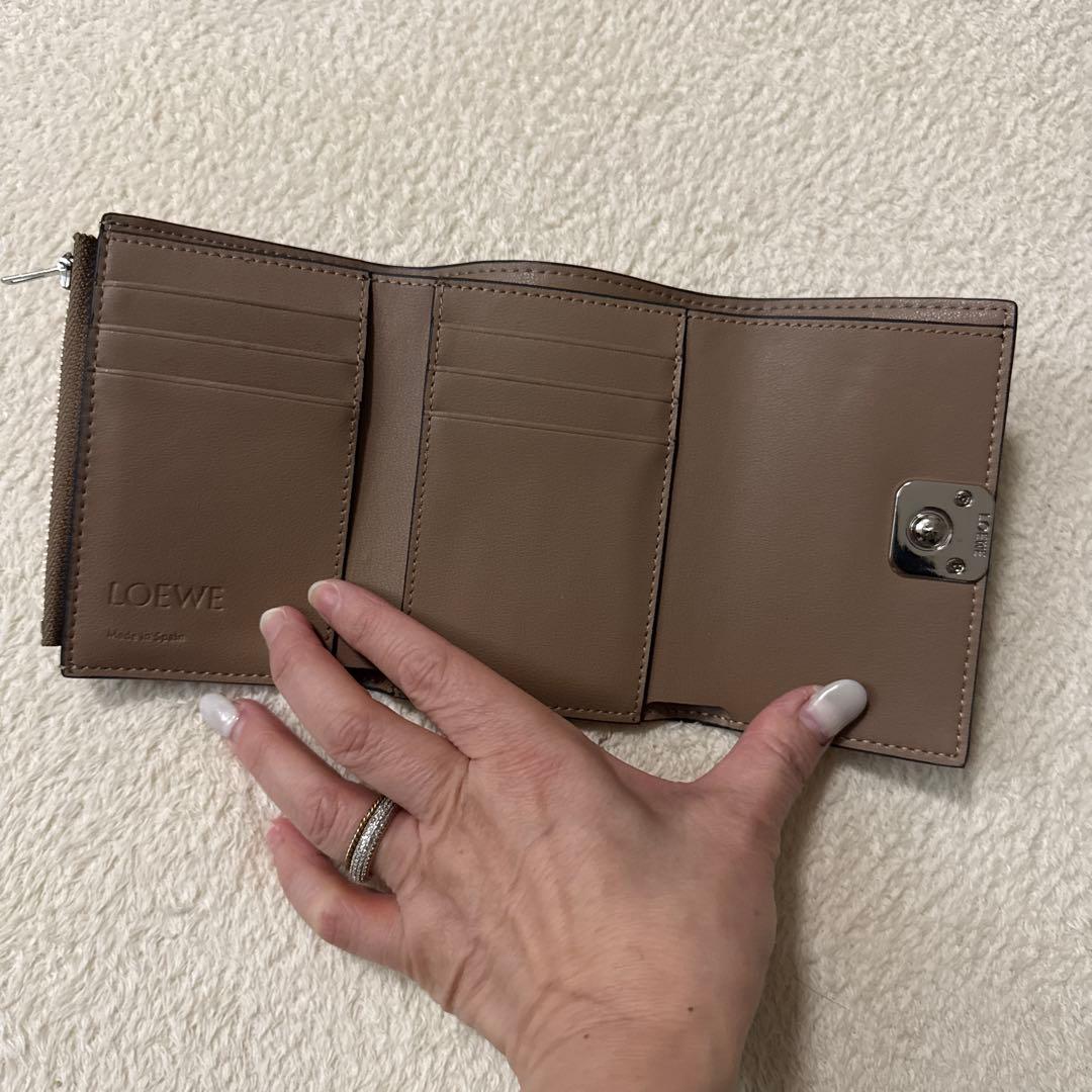 よみ 三つ折りアナグラムデザイン財布 ブラウン