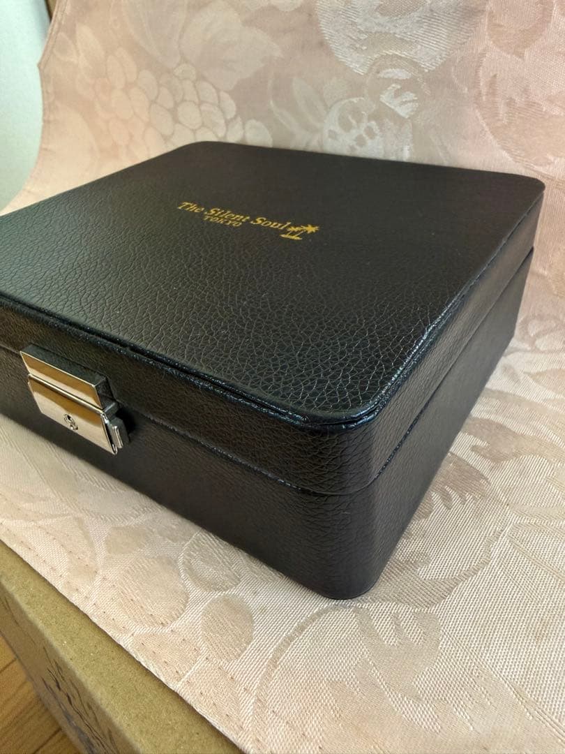 The Silent Soulのレザー製サングラスボックス