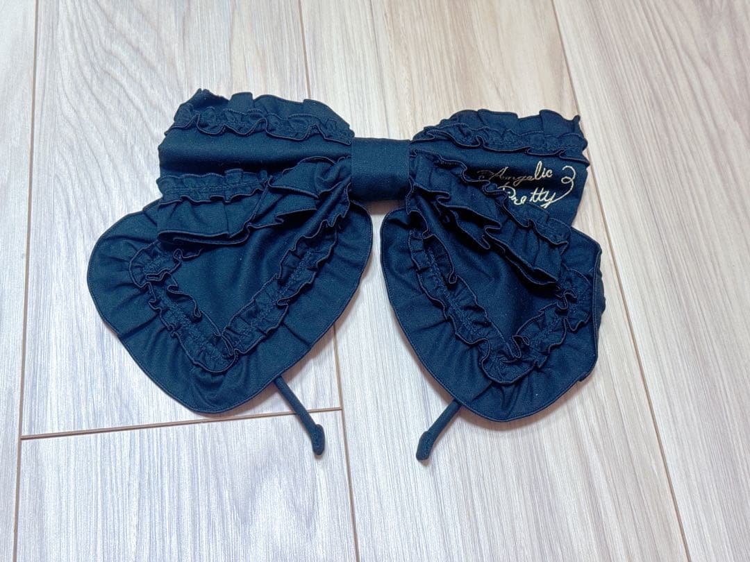 24時間以内発送 ロゴ刺繍フリルリボンカチューシャ 黒