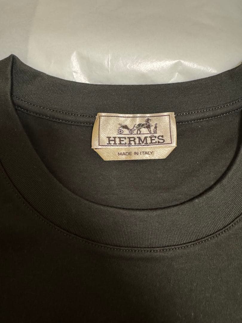 【新品未使用】HERMES カーキ Lサイズ Tシャツ　アルネ・アン・グアッシュ