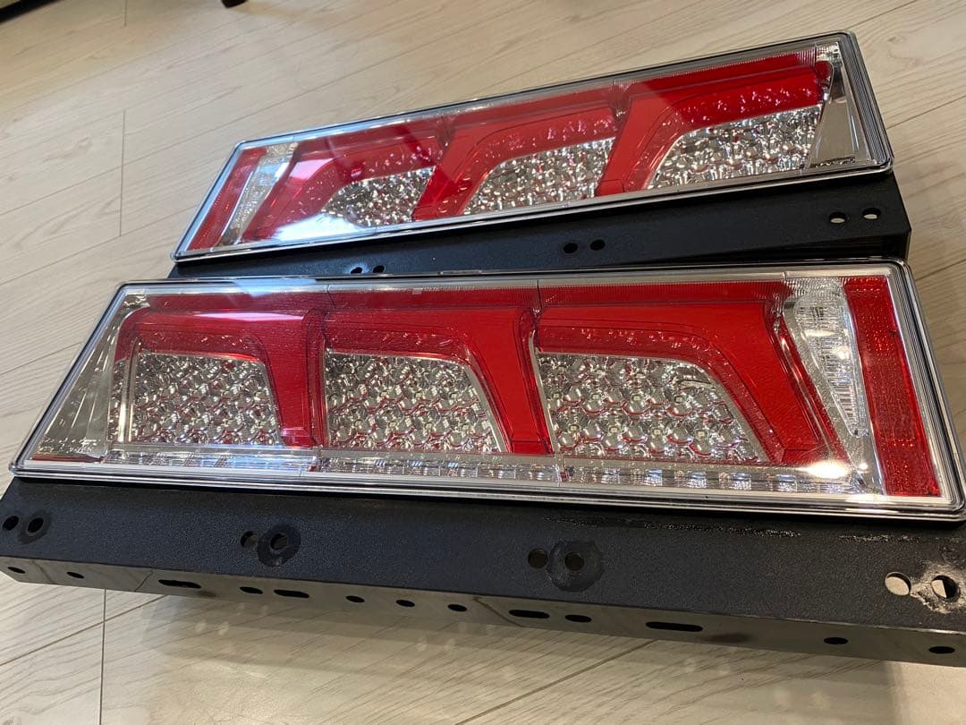 中古 小糸 KOITO 3連LEDテールランプ