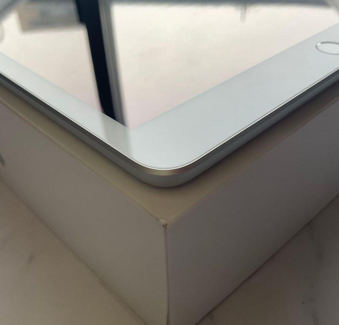 極美品 Apple iPad 第7世代 シルバー 32GB！