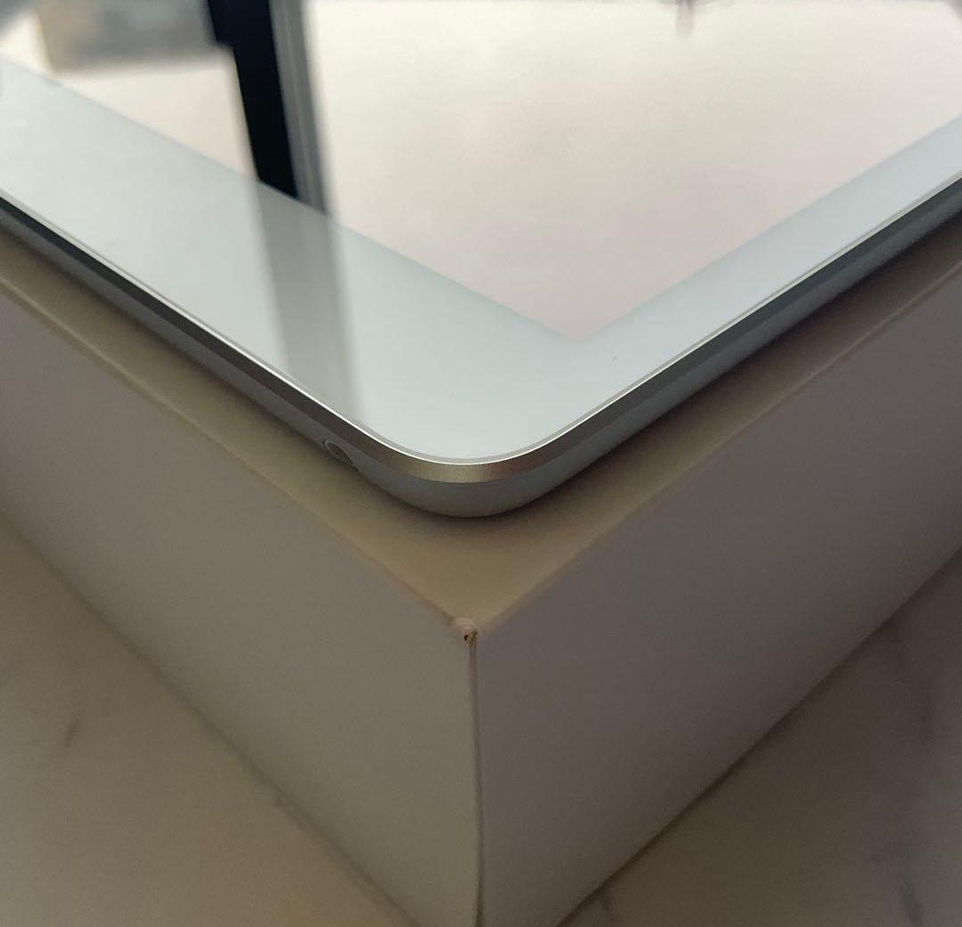 極美品 Apple iPad 第7世代 シルバー 32GB！