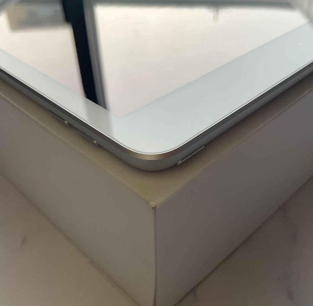 極美品 Apple iPad 第7世代 シルバー 32GB！