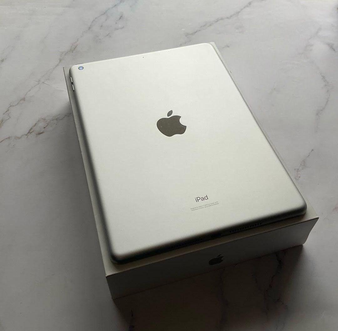 極美品 Apple iPad 第7世代 シルバー 32GB！