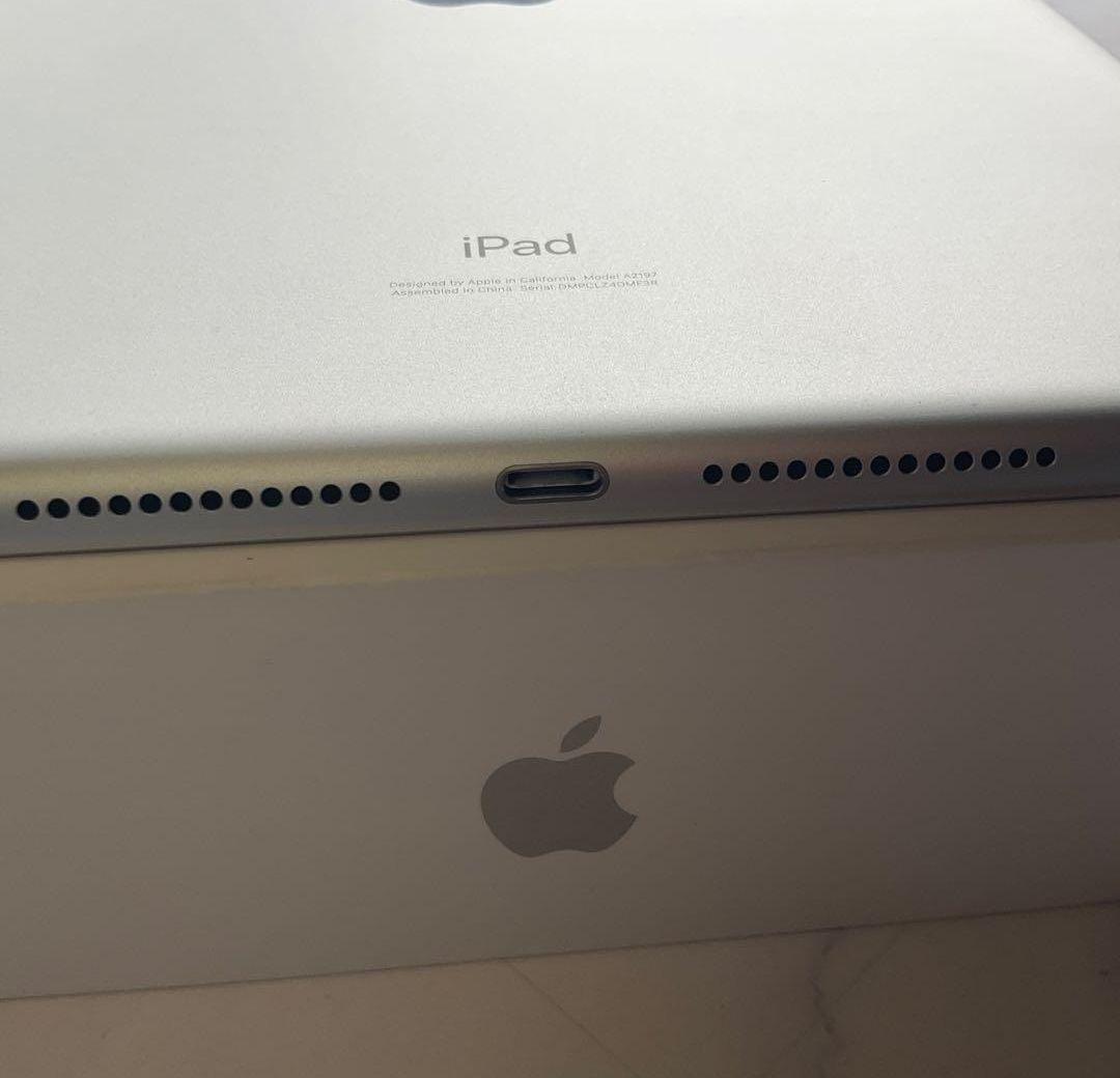 極美品 Apple iPad 第7世代 シルバー 32GB！
