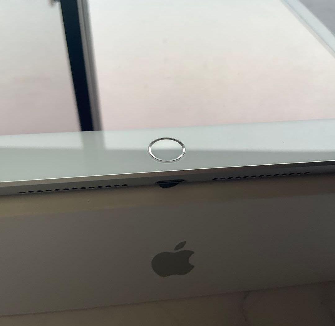 極美品 Apple iPad 第7世代 シルバー 32GB！