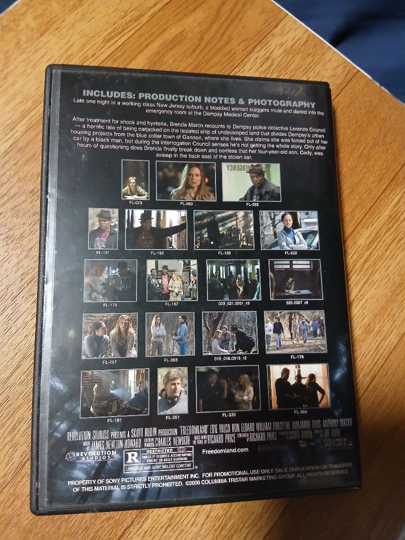 ジュリアン・ムーア映画(フリーダムランド)実着用衣装とプレスキットCD ROM
