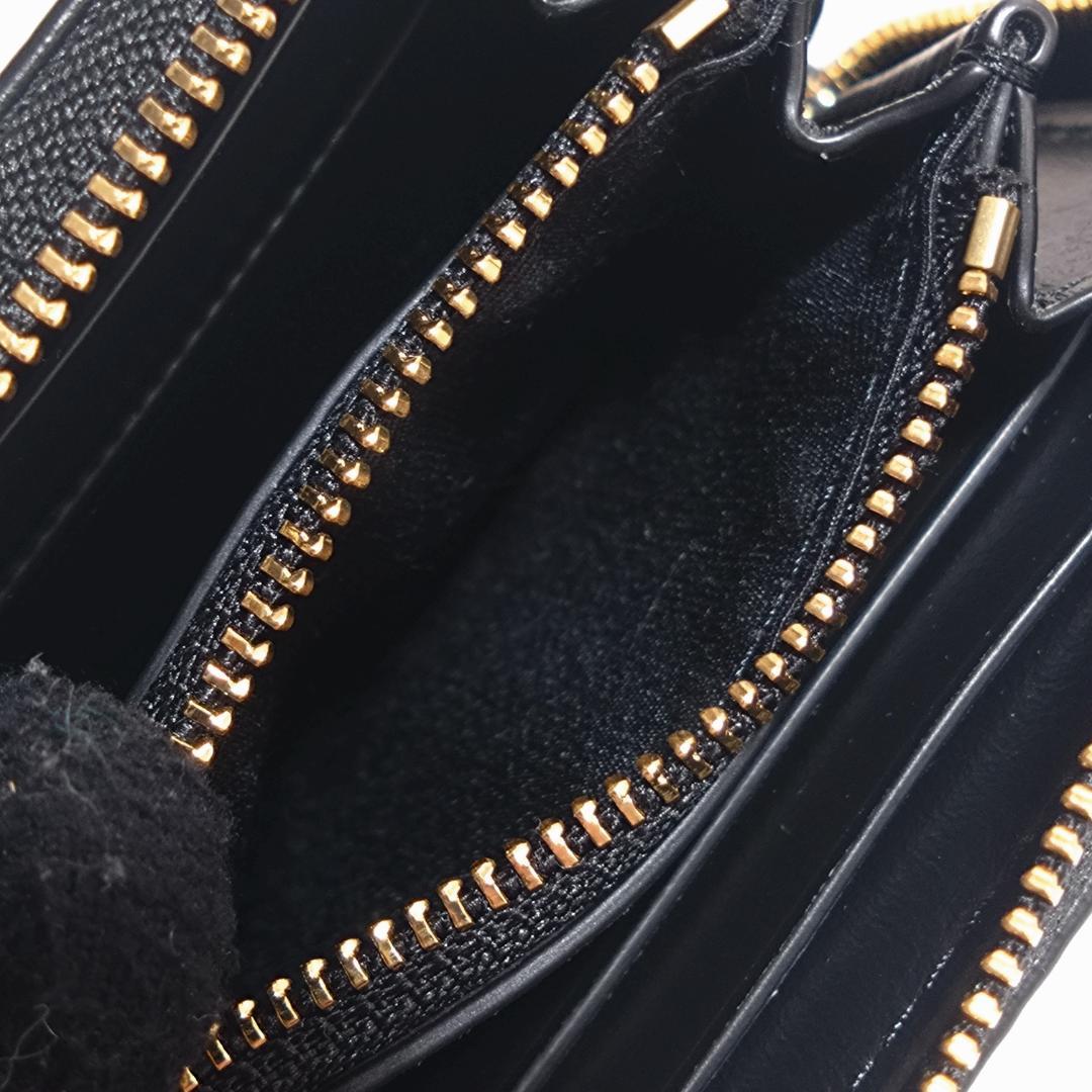 トリーバーチTORYBURCH　ブラックレザー ダイヤモンドキルト　財布　レザー