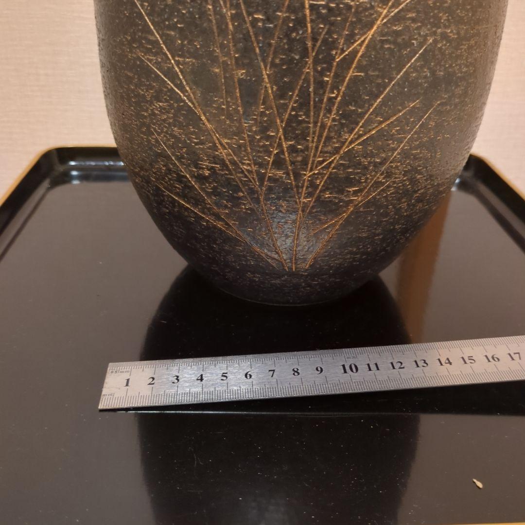 黒　陶器花瓶　金の花柄のデザインあり