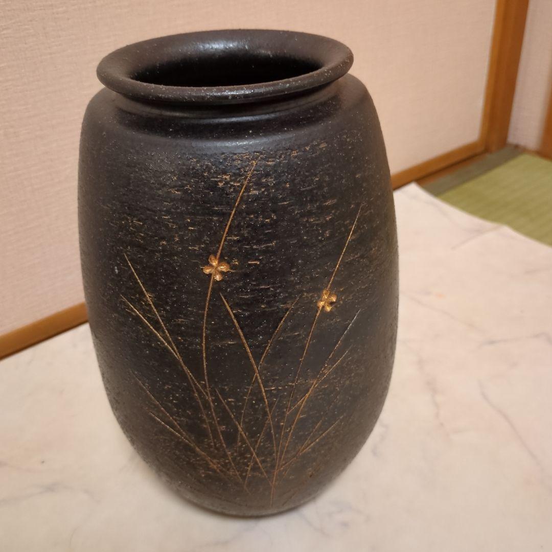 黒　陶器花瓶　金の花柄のデザインあり