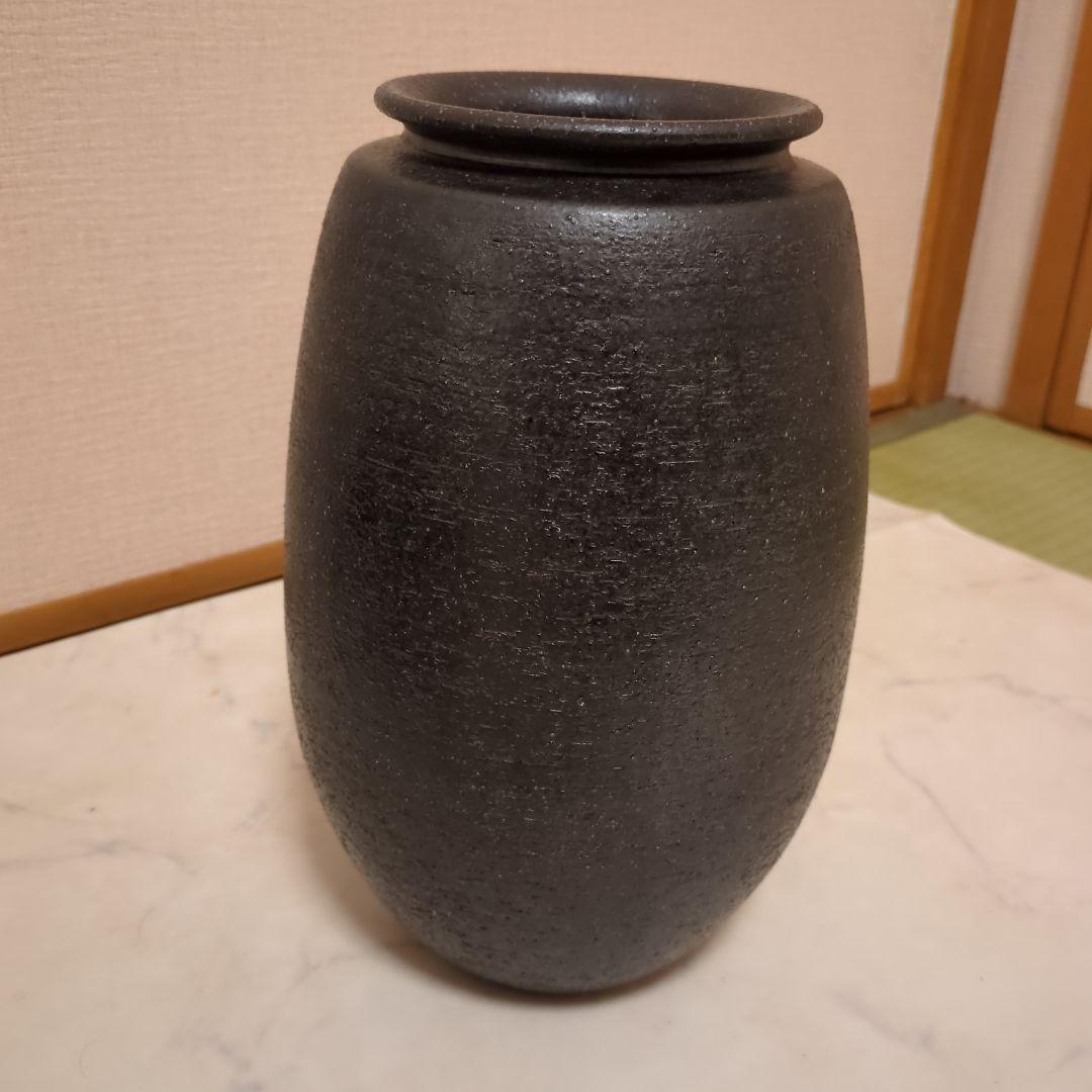 黒　陶器花瓶　金の花柄のデザインあり