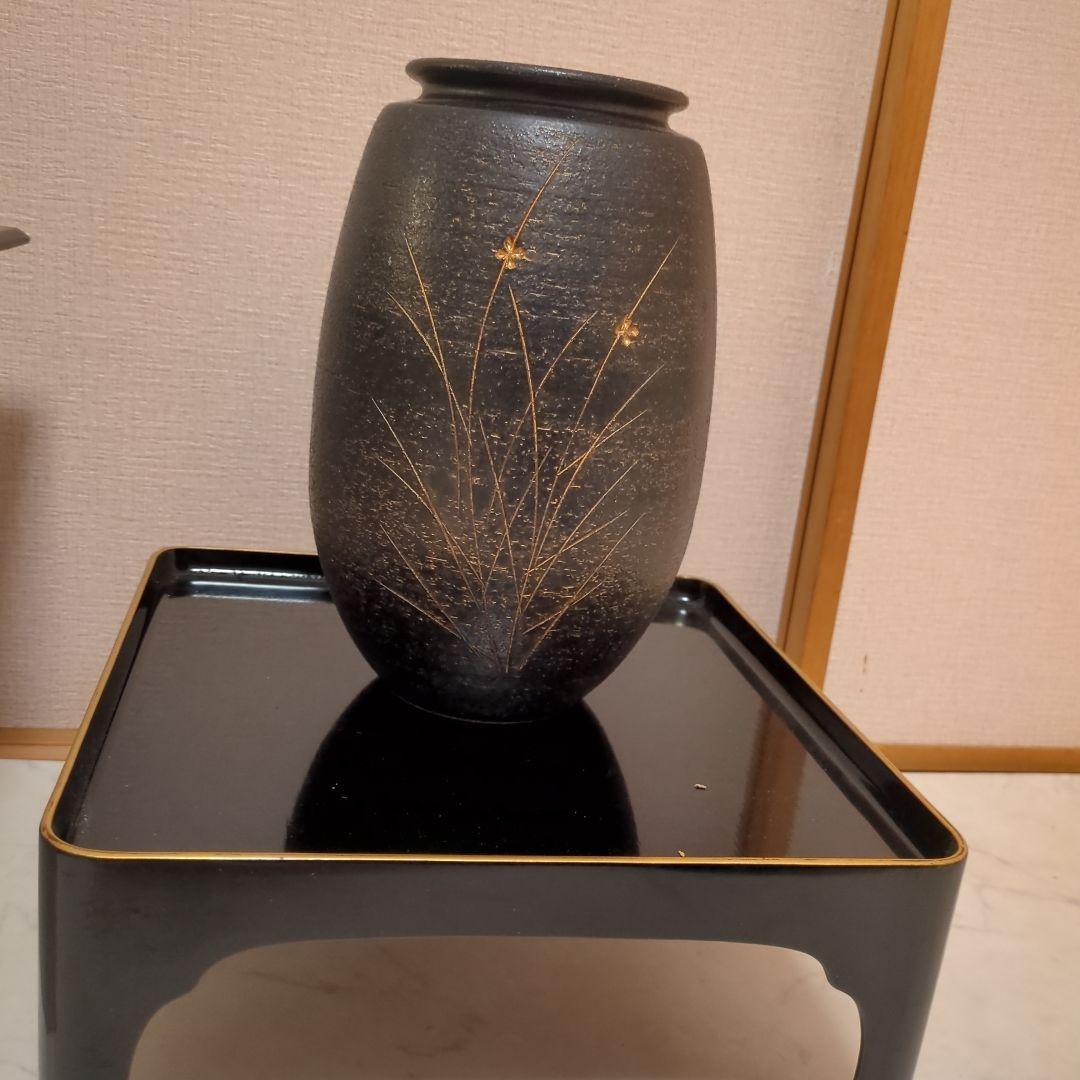 黒　陶器花瓶　金の花柄のデザインあり