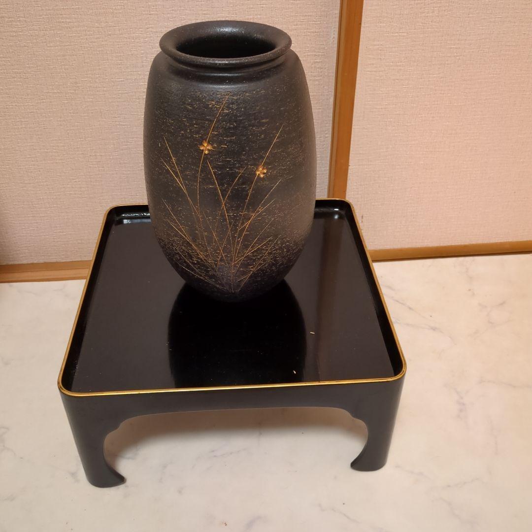 黒　陶器花瓶　金の花柄のデザインあり