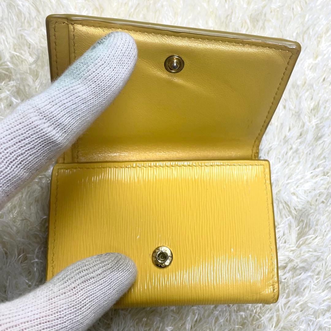 極美品 プラダ ヴィッテロムーブ 三つ折り財布 メタルロゴ イエロー