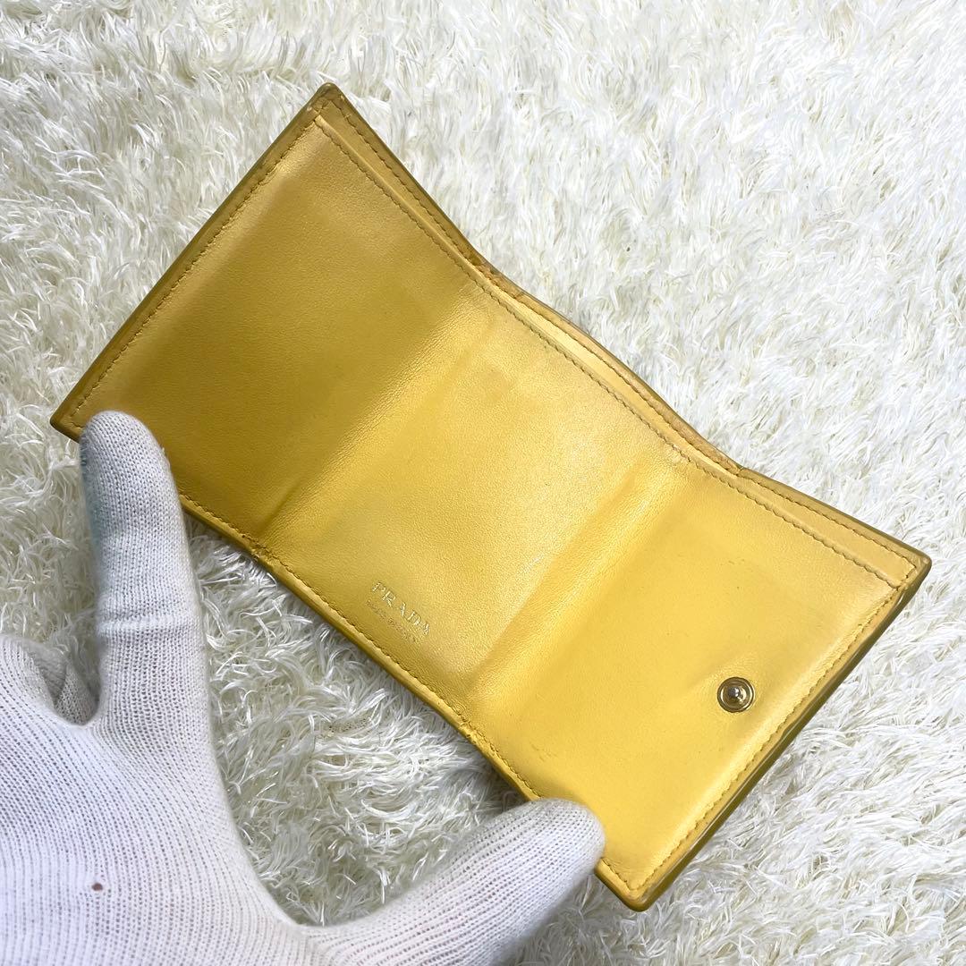 極美品 プラダ ヴィッテロムーブ 三つ折り財布 メタルロゴ イエロー