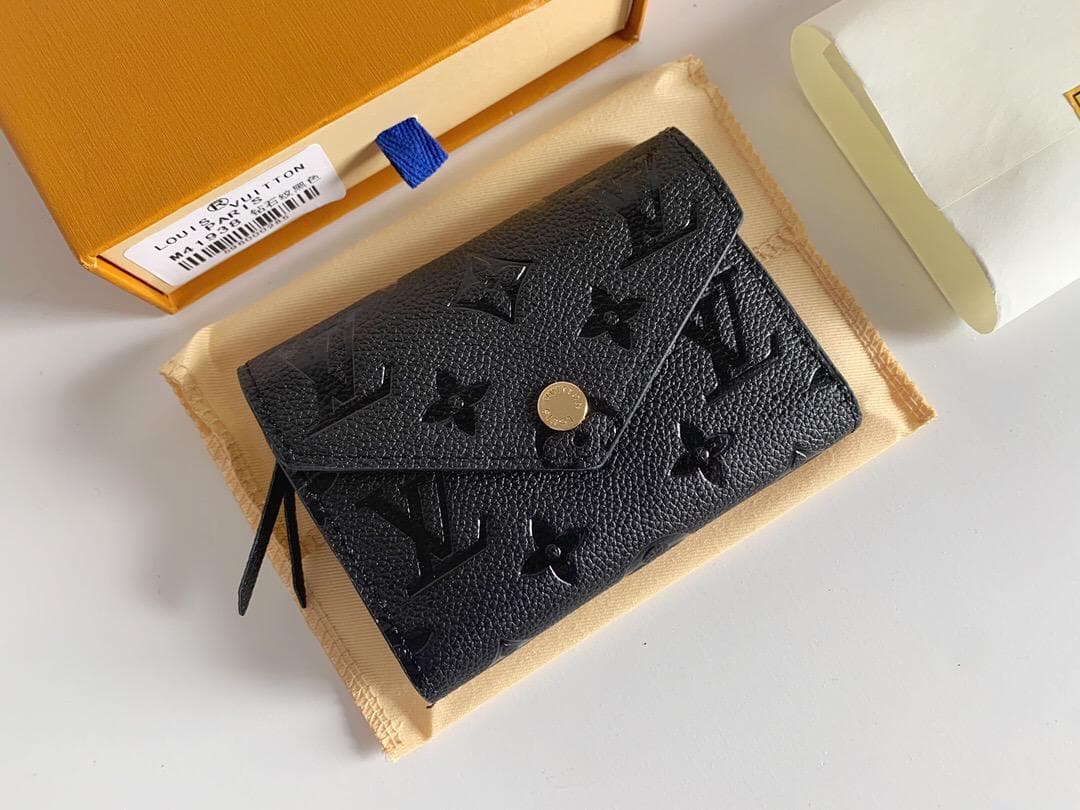 ブラック型押しレザー三つ折り財布