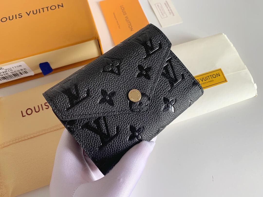 ブラック型押しレザー三つ折り財布