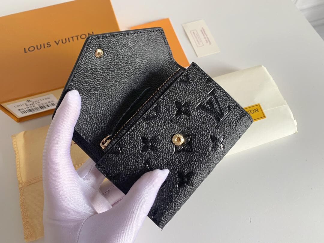 ブラック型押しレザー三つ折り財布