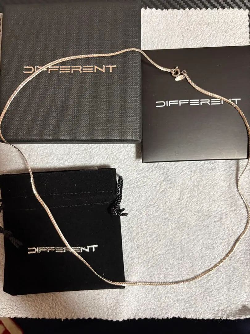DIFFERENT シルバー ネックレス55センチ