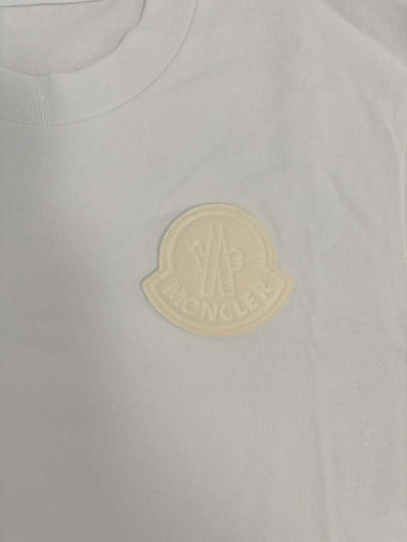 MONCLER エンボスロゴ Tシャツ