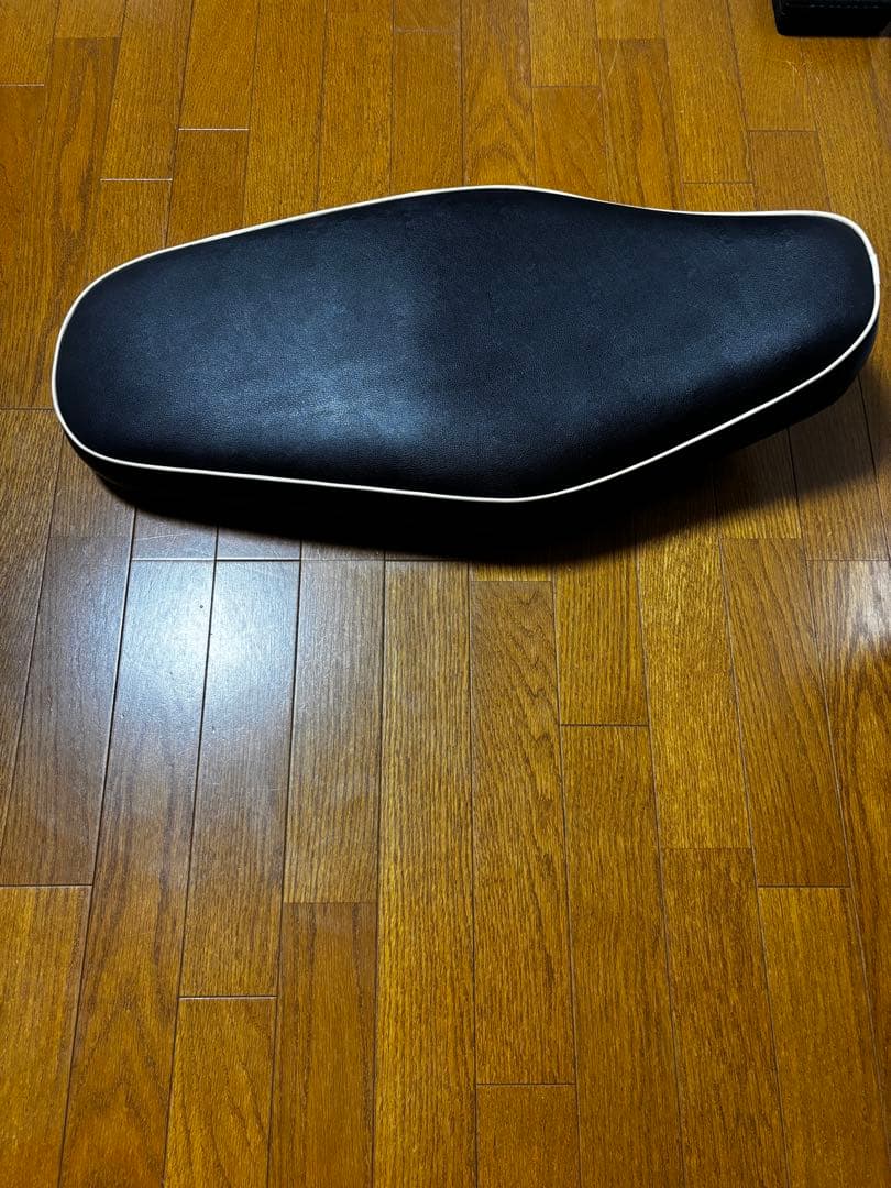 W650 純正　初期シート　破れあり　金具付き　W400