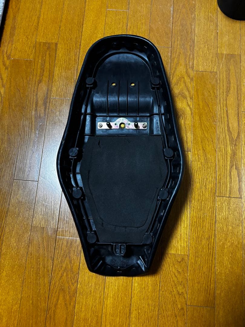 W650 純正　初期シート　破れあり　金具付き　W400