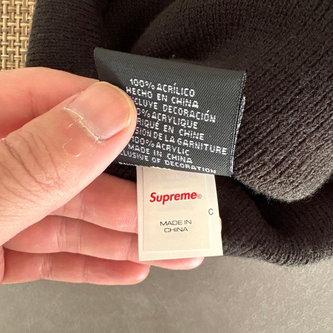 黒のニット帽 S刺繍・Supremeタグ付き