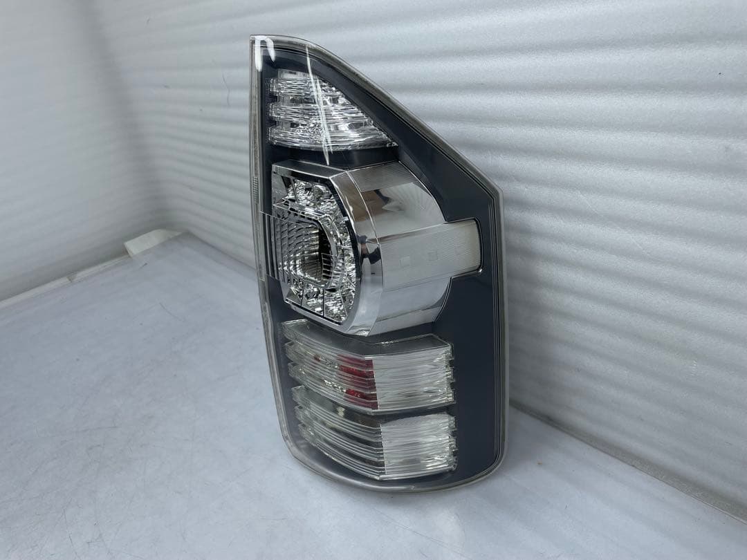 中古|良品70ヴォクシー LED右テールランプZRR70/75 前期28-220