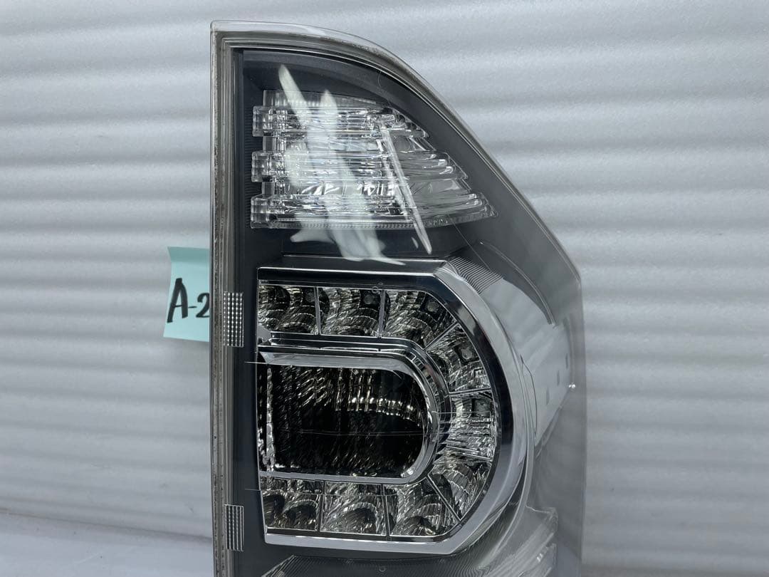 中古|良品70ヴォクシー LED右テールランプZRR70/75 前期28-220