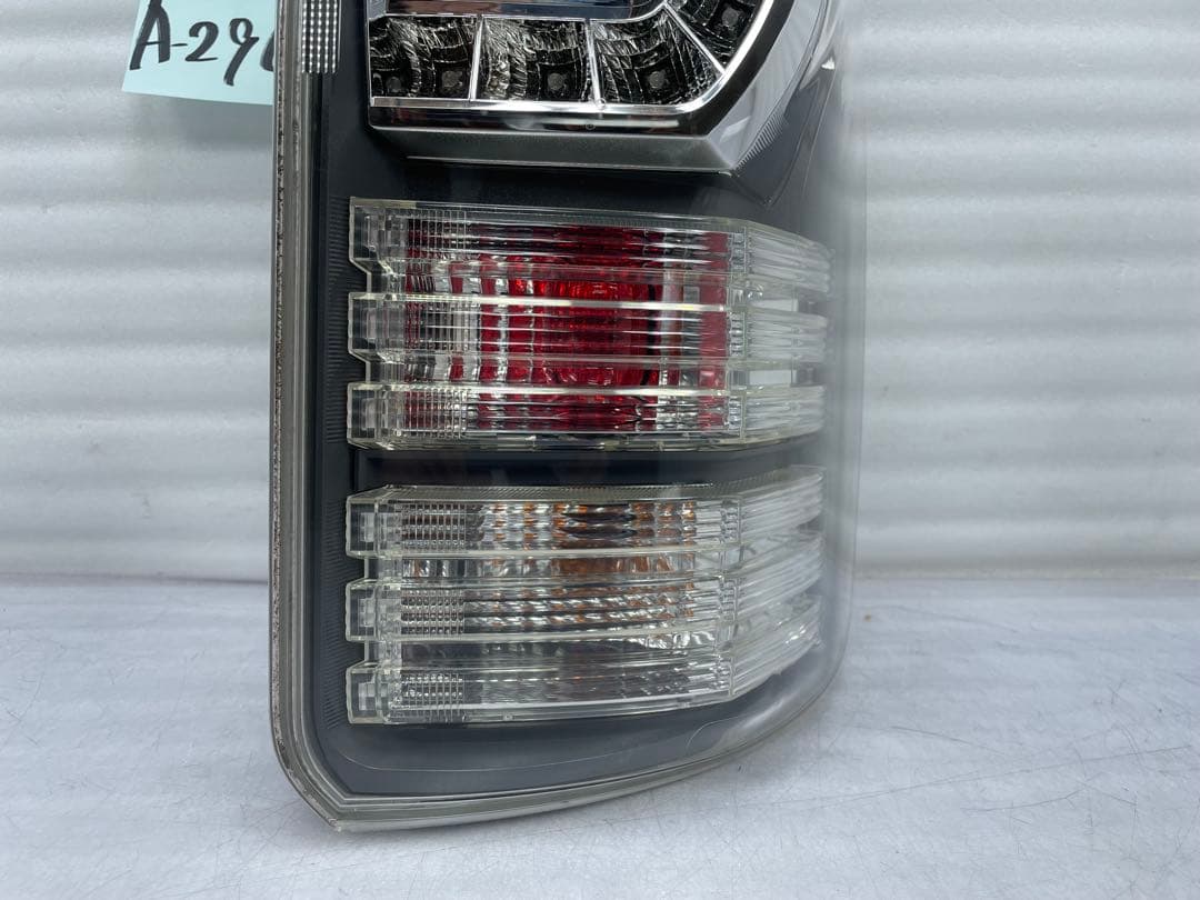 中古|良品70ヴォクシー LED右テールランプZRR70/75 前期28-220