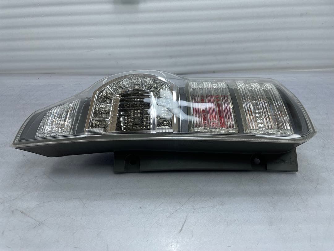 中古|良品70ヴォクシー LED右テールランプZRR70/75 前期28-220