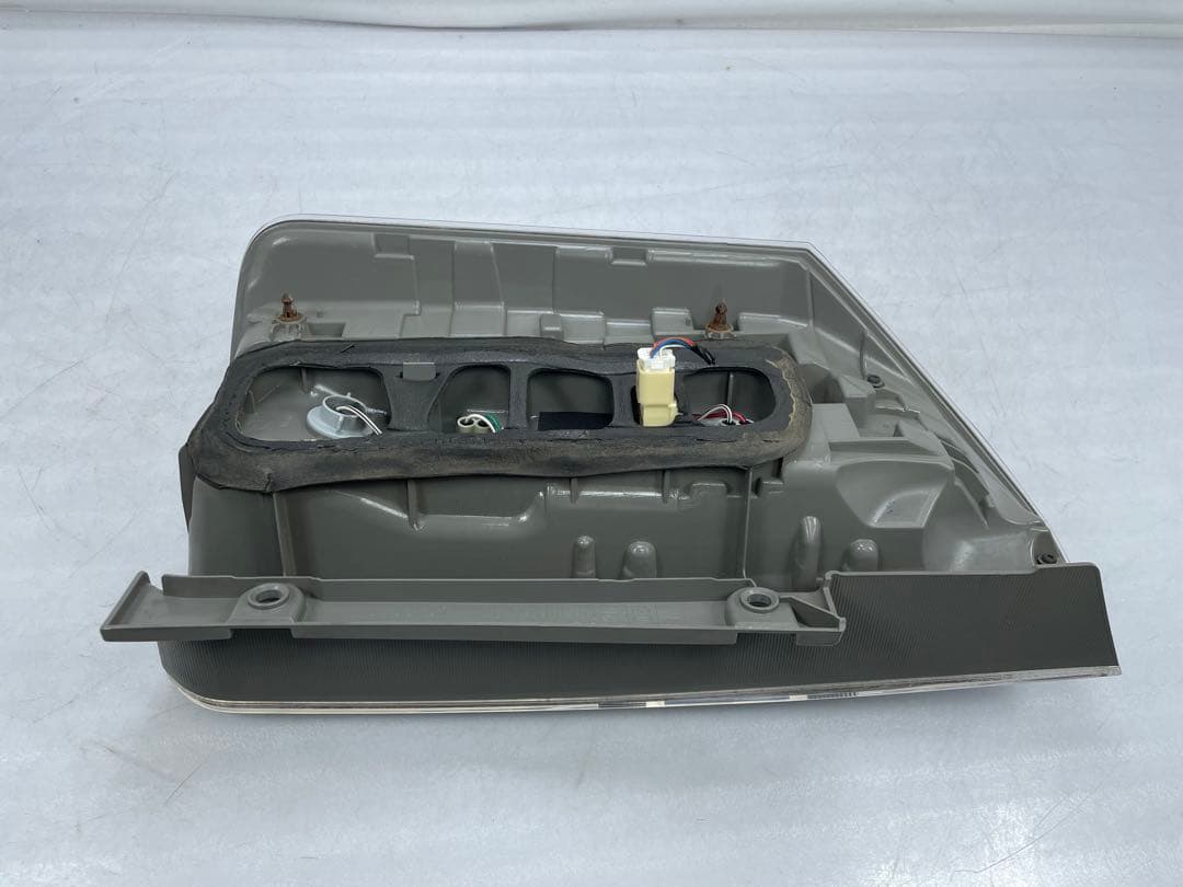 中古|良品70ヴォクシー LED右テールランプZRR70/75 前期28-220