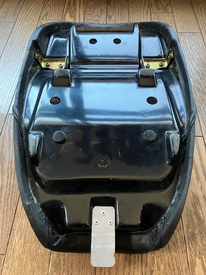 カワサキ ゼファー1100/RS用 社外 シート アンコ抜き ローダウン 足付良