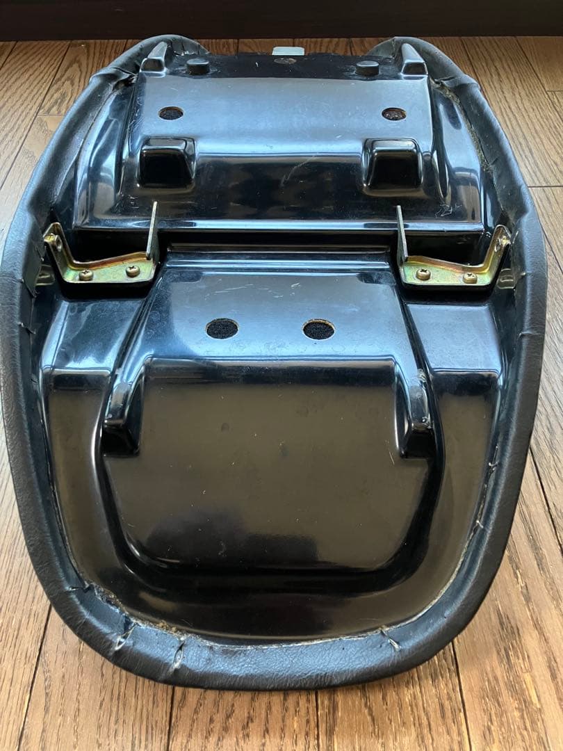 カワサキ ゼファー1100/RS用 社外 シート アンコ抜き ローダウン 足付良