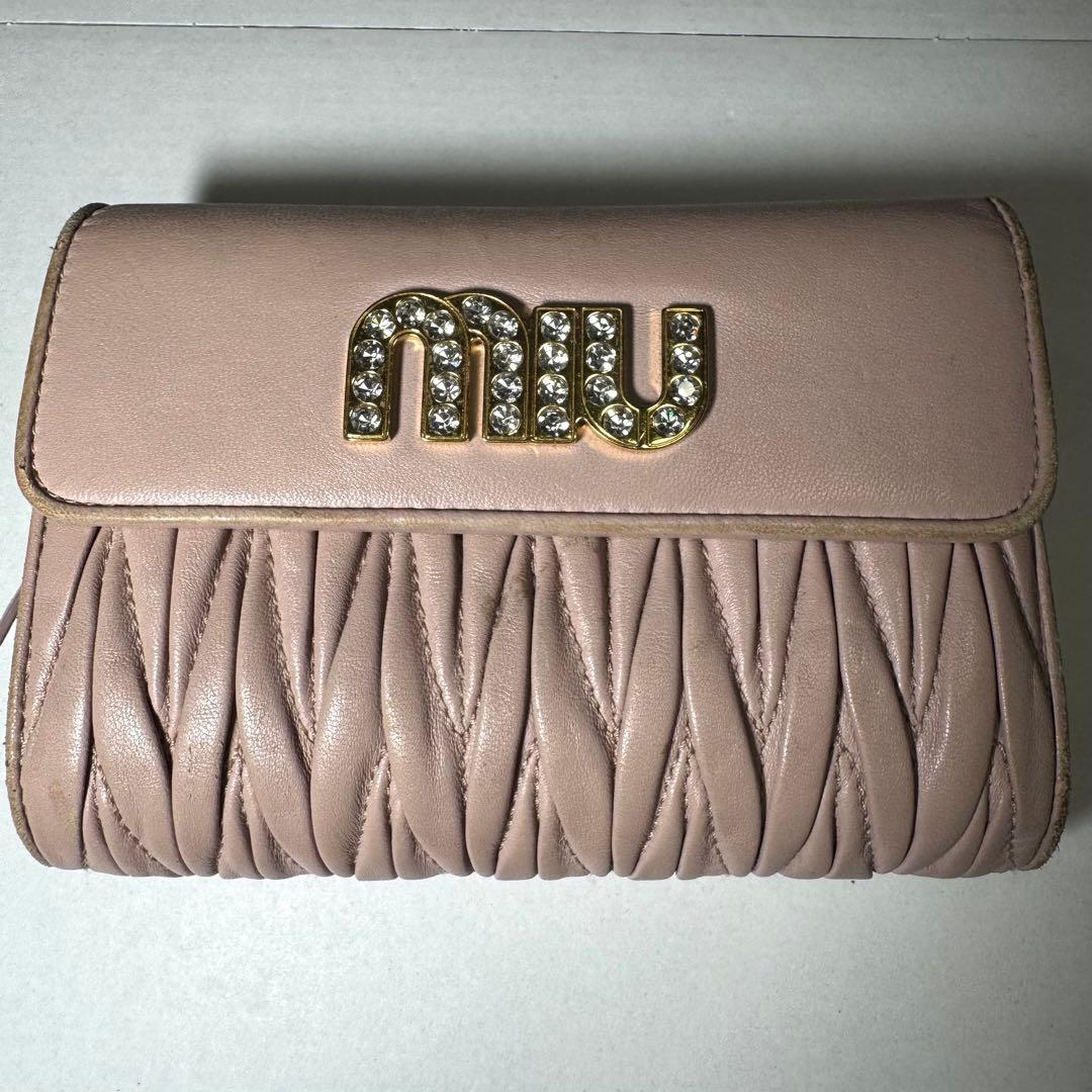 ミュウミュウ 折り財布 マテラッセ ロゴ金具 ビジュー クリスタル ピンク