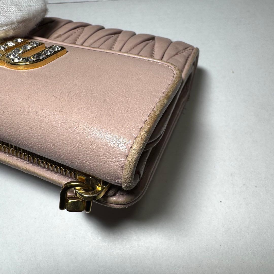 ミュウミュウ 折り財布 マテラッセ ロゴ金具 ビジュー クリスタル ピンク