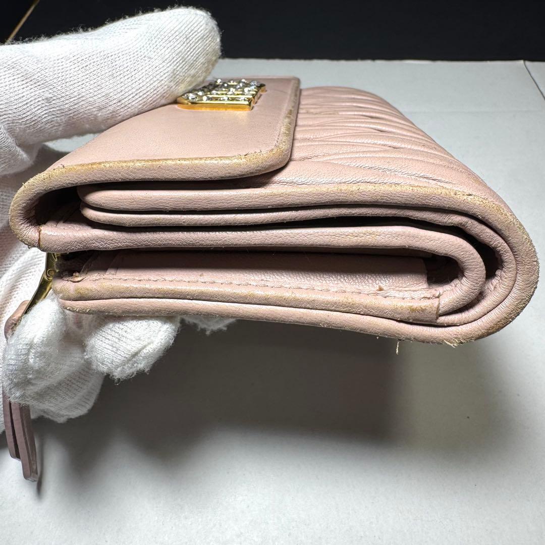 ミュウミュウ 折り財布 マテラッセ ロゴ金具 ビジュー クリスタル ピンク
